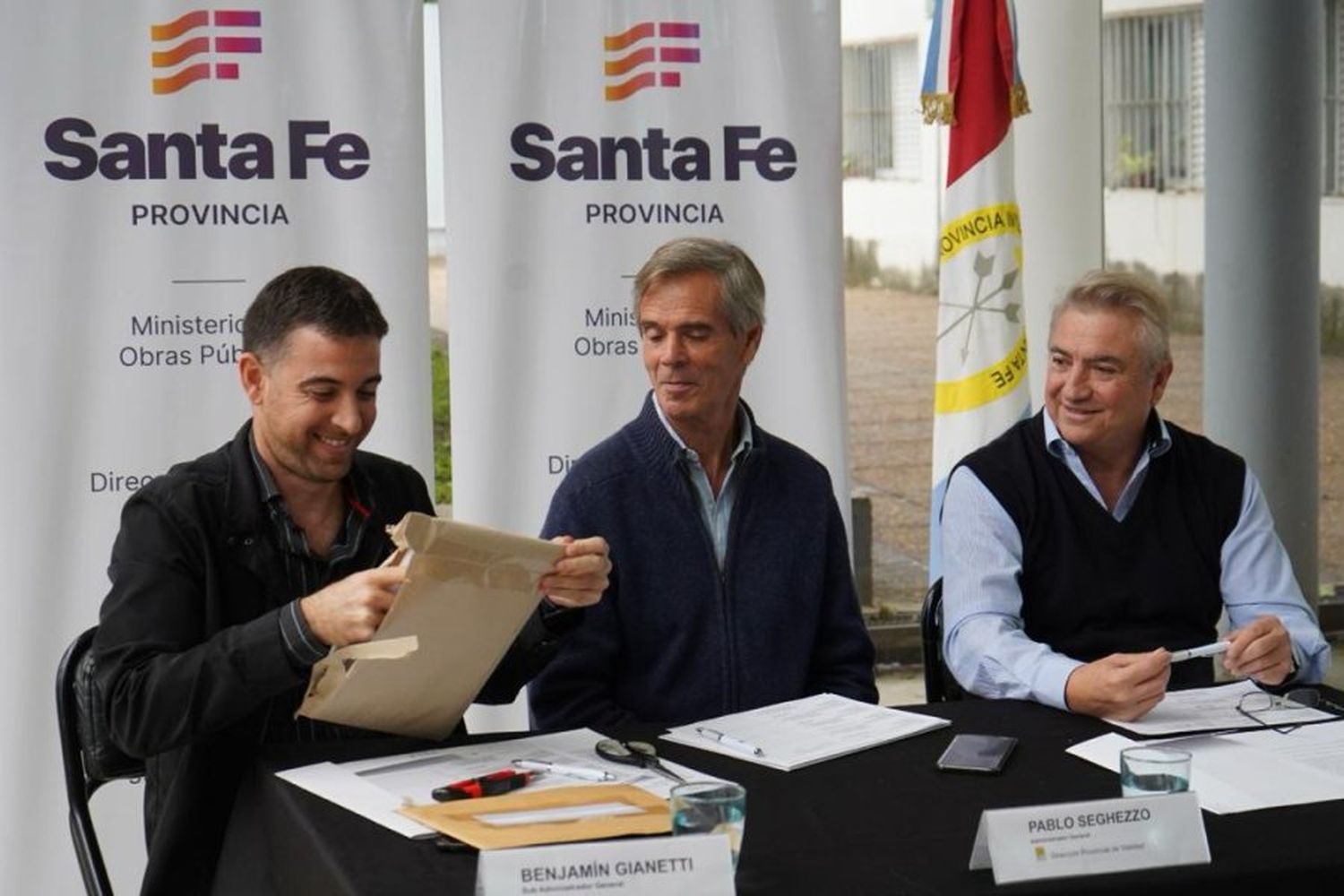 El acto estuvo encabezado por el administrador de Vialidad Provincial, Pablo Seghezzo, junto a los subadministradores, Benjamín Gianetti y Sergio Cardozo, y se desarrolló en las oficinas de Vialidad Provincial sede ciudad de Santa Fe.