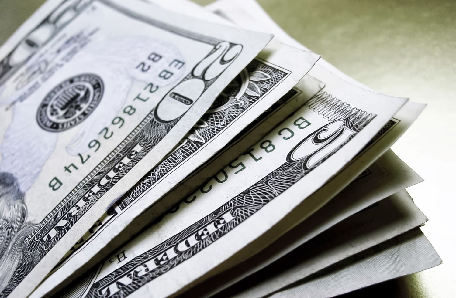 El dólar marcó un nuevo récord y llegó a los $17