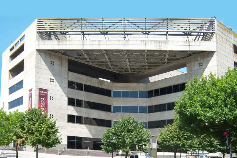 Ante reiterados casos de vandalismo, enrejan el Teatro Argentino