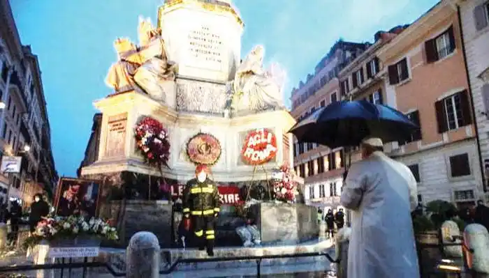 Bajo la lluvia, el Papa sorprendió a los bomberos y se sumó al homenaje a la Virgen en Roma