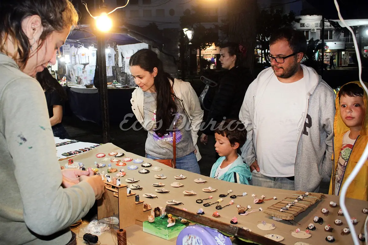 Paseo. Las familias recorren la feria ubicada en calle 6 entre la peatonal 83 y 85