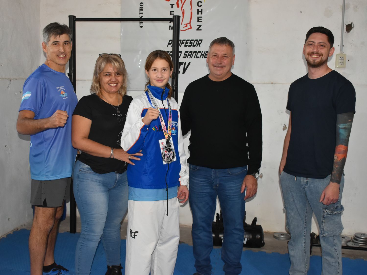 Reconocimiento oficial. Fátima y su entrenador Luciano, junto autoridades de la Comuna de Chovet / Javier Galimberti