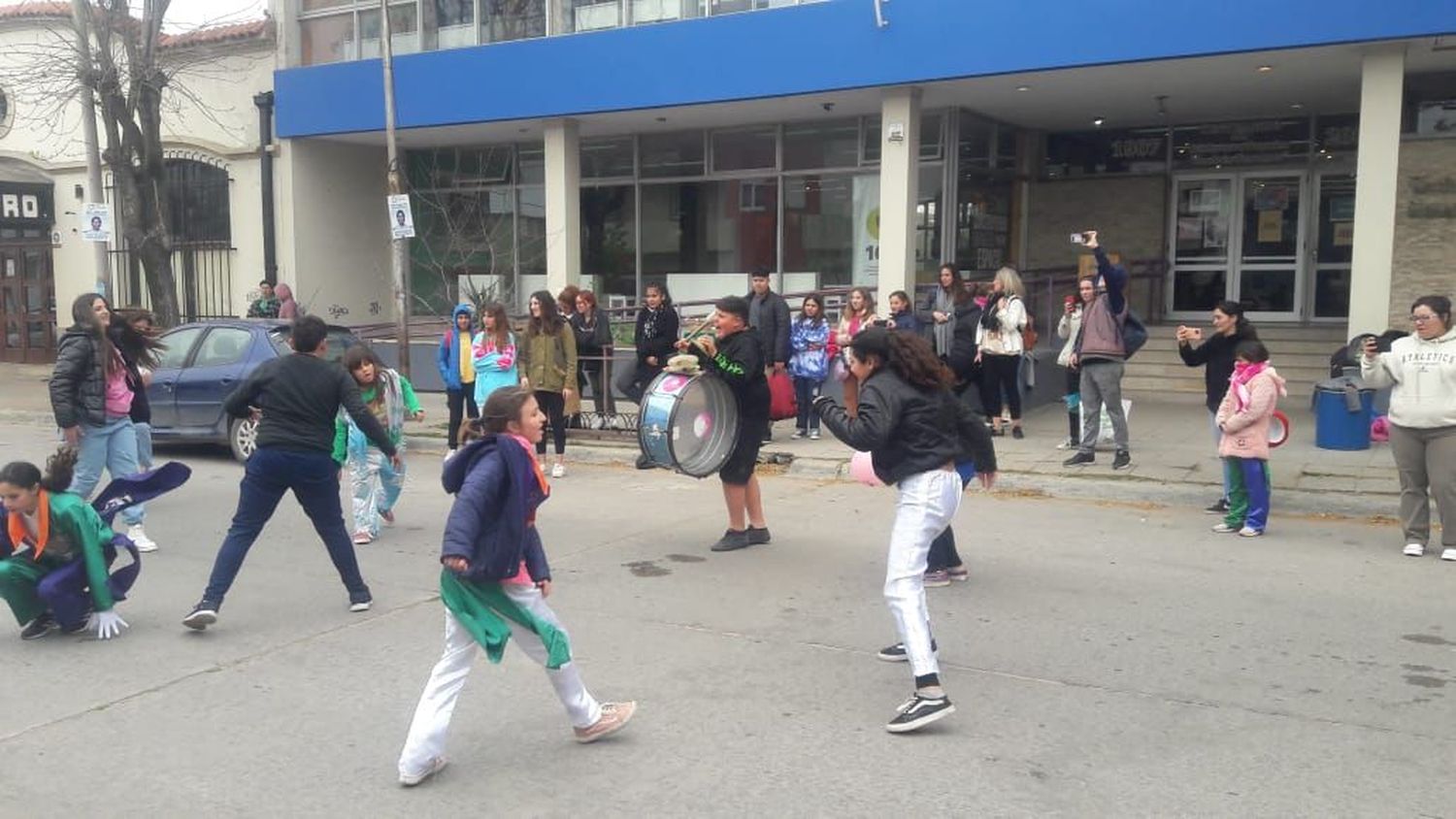 La murga Los Soñadores bailaron en la calle, frente al Centro Cultural, en el final de la jornada