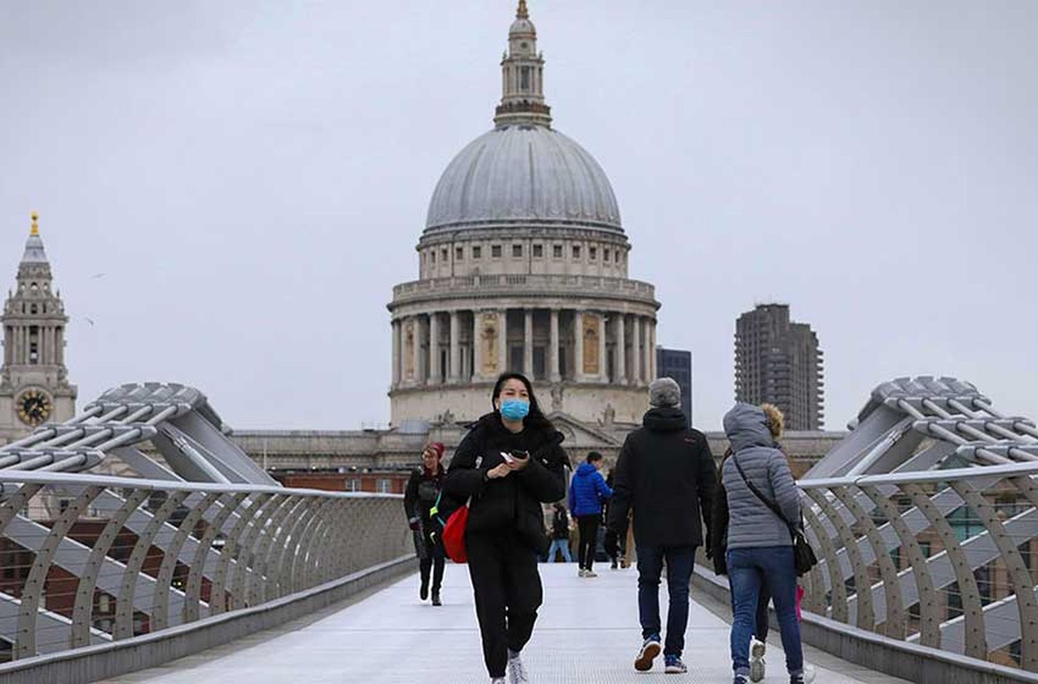 El Gobierno británico evalúa extender el uso obligatorio de barbijos en comercios