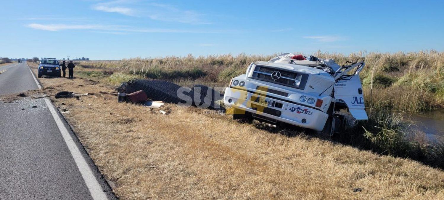 Violento vuelco de un camión en ruta 33 con un herido trasladado al hospital Gutiérrez