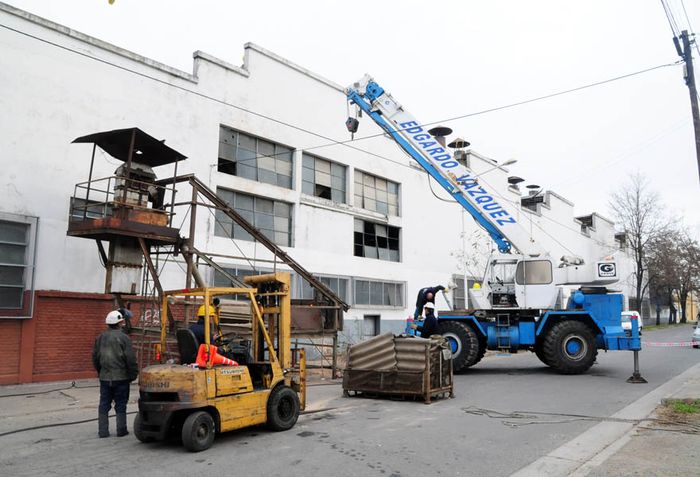 Desmantelan la planta de Metalúrgica Tandil y trasladan la chatarra hacia Mar del Plata
