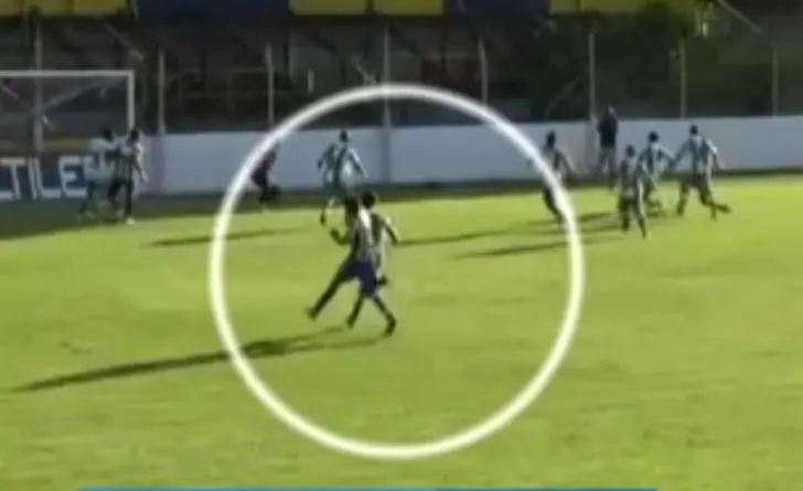 Video: Cobarde agresión de un jugador de Dock Sud en el ascenso