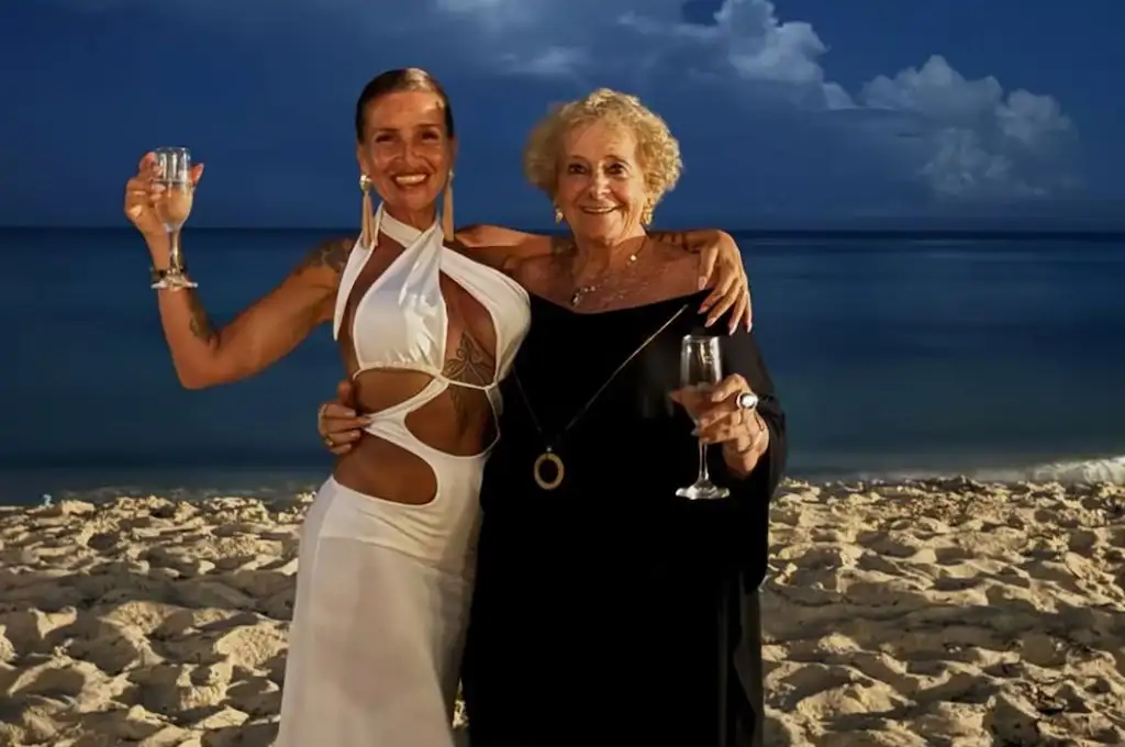Flos Peña en el Caribe con su mamá