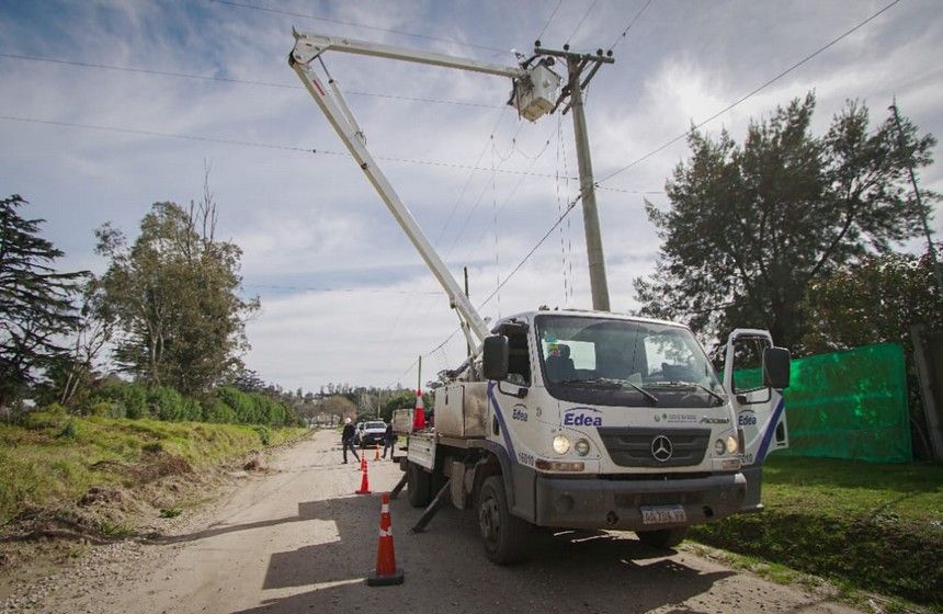 Realizan mejoras en la red de media y baja tensión que alimenta Sierra de los Padres