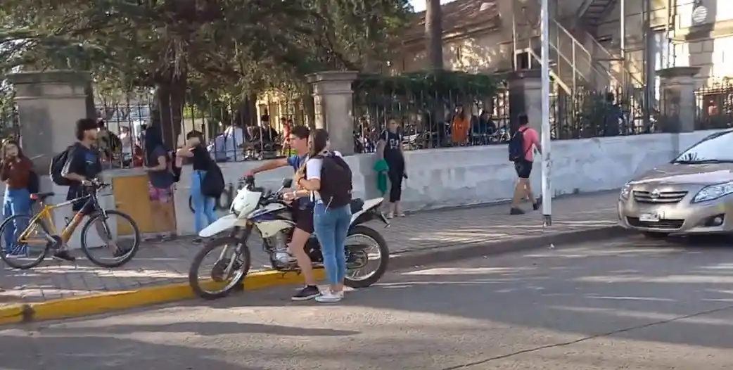 190 días de clases: ¿los chicos van y los profesores faltan?