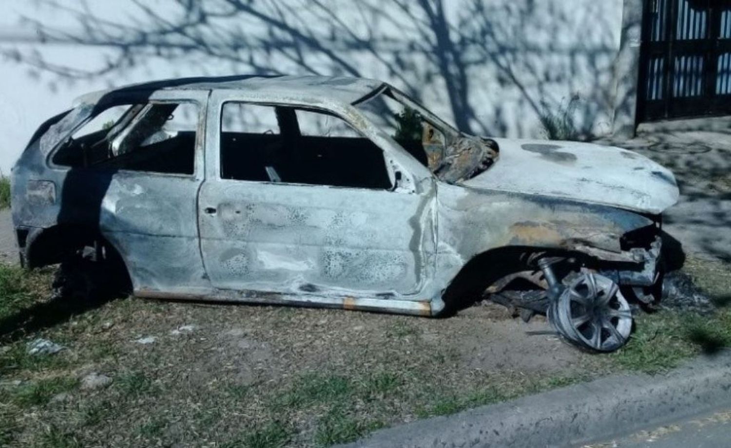 Rosario: lo balearon en la cabeza, salió del Heca y prendió fuego un auto robado