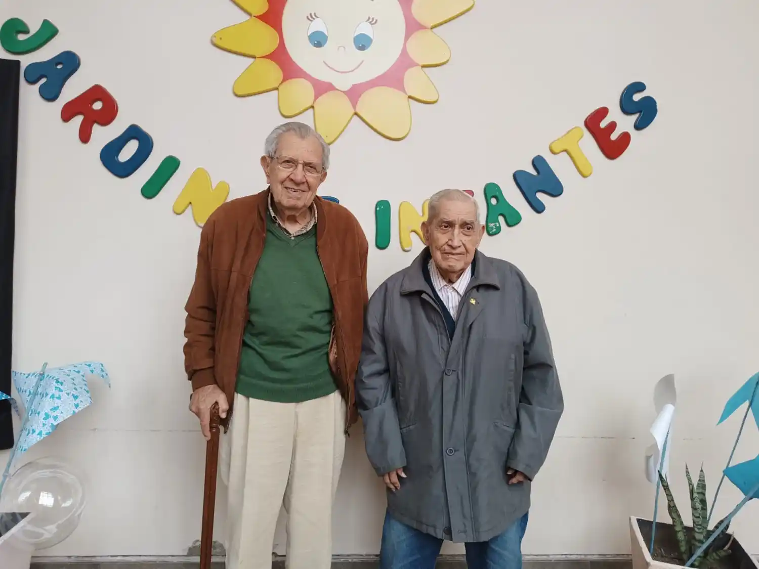 Víctor Reviglio y Jorge Fabry, en el jardín de infantes de la ENA, 82 años después.