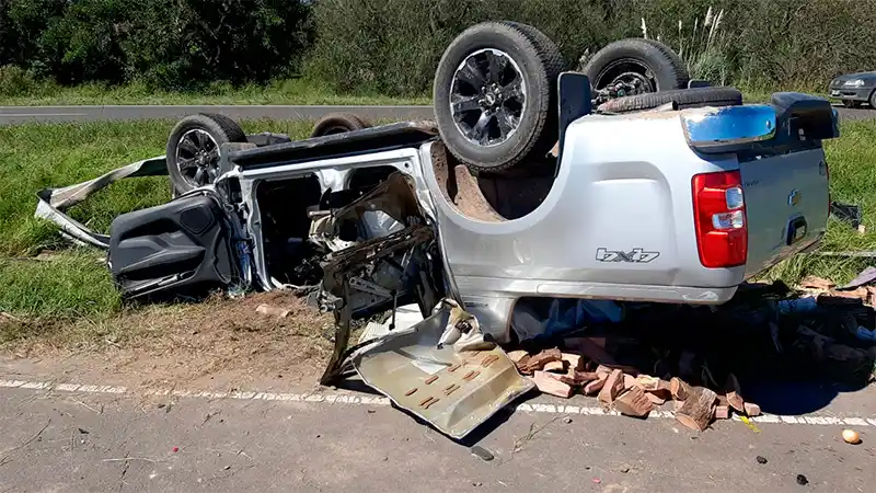 Un hombre perdió la vida al volcar en su camioneta: su pareja fue internada en Gualeguaychú