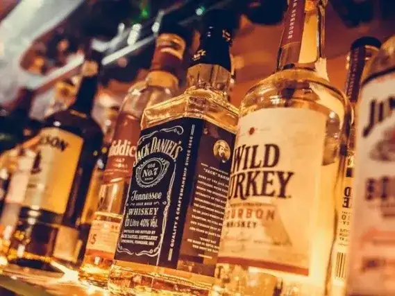 Aduana anuncia nuevas subastas de bebidas y neumáticos en desuso