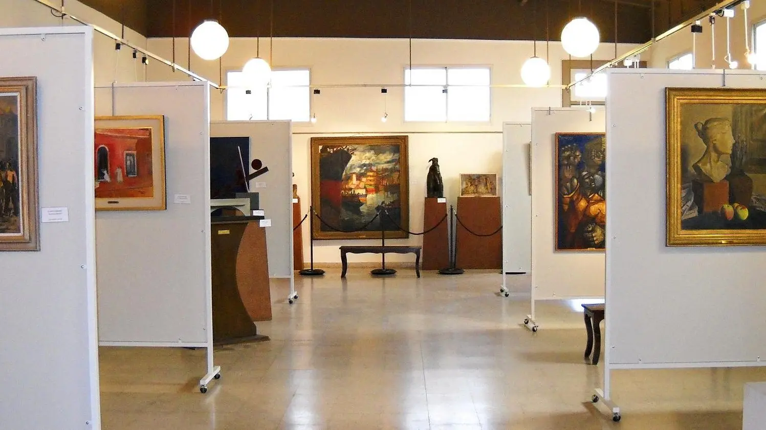 En la sala mayor del Mubata está montada la muestra permanente. También se realizan otras exposiciones temporarias en la sala menor