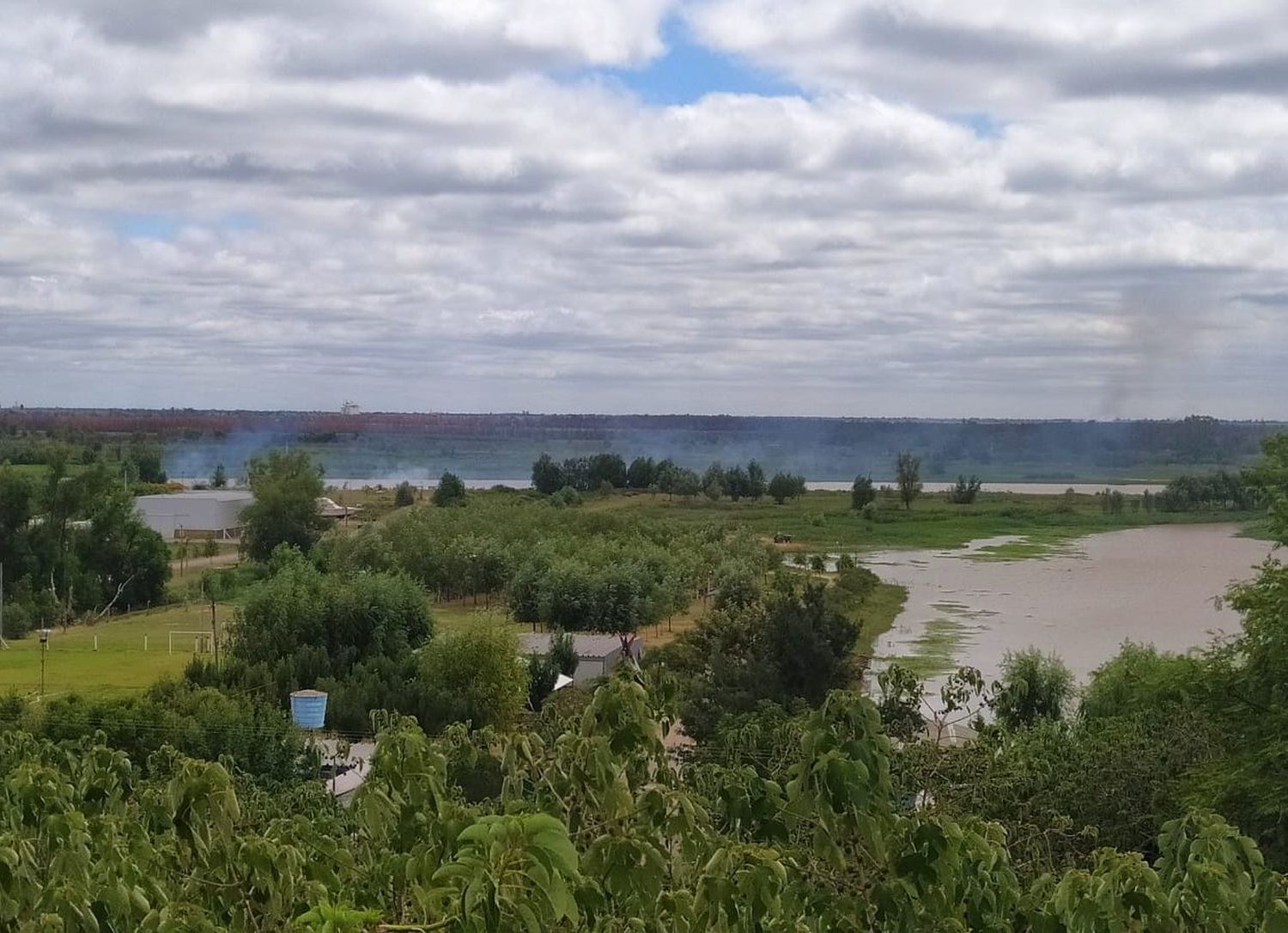 Quema en los humedales del Náutico