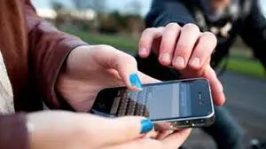 Ladrones en moto arrebatan celulares a menores y a un hombre en la calle