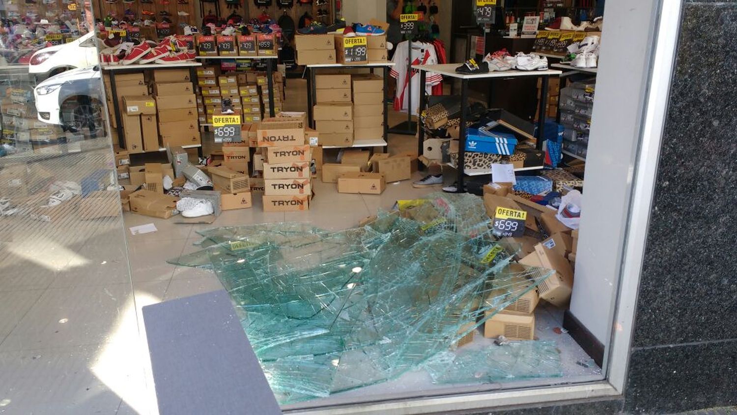 Grupo de menores robó y destrozó un local de indumentaria deportiva