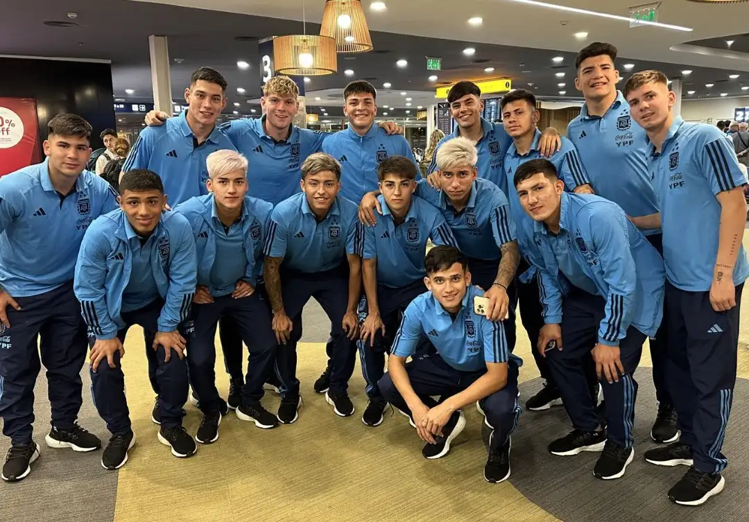 El seleccionado argentino partió rumbo a Indonesia