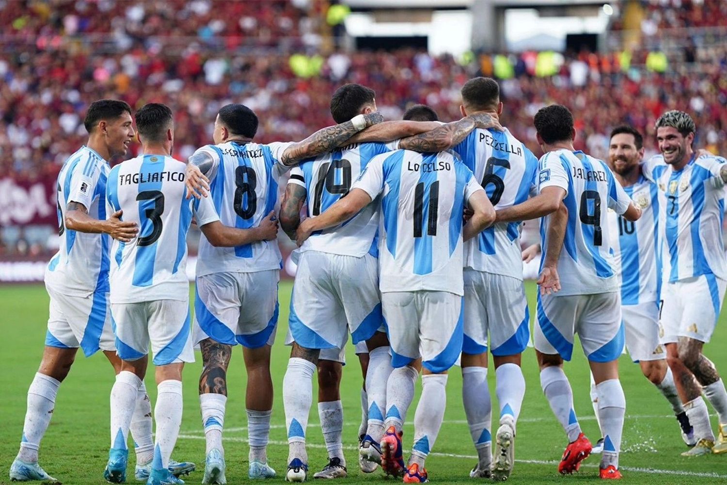 El equipo de Scaloni enfrenta a Paraguay y va por un nuevo triunfo para seguir como líder