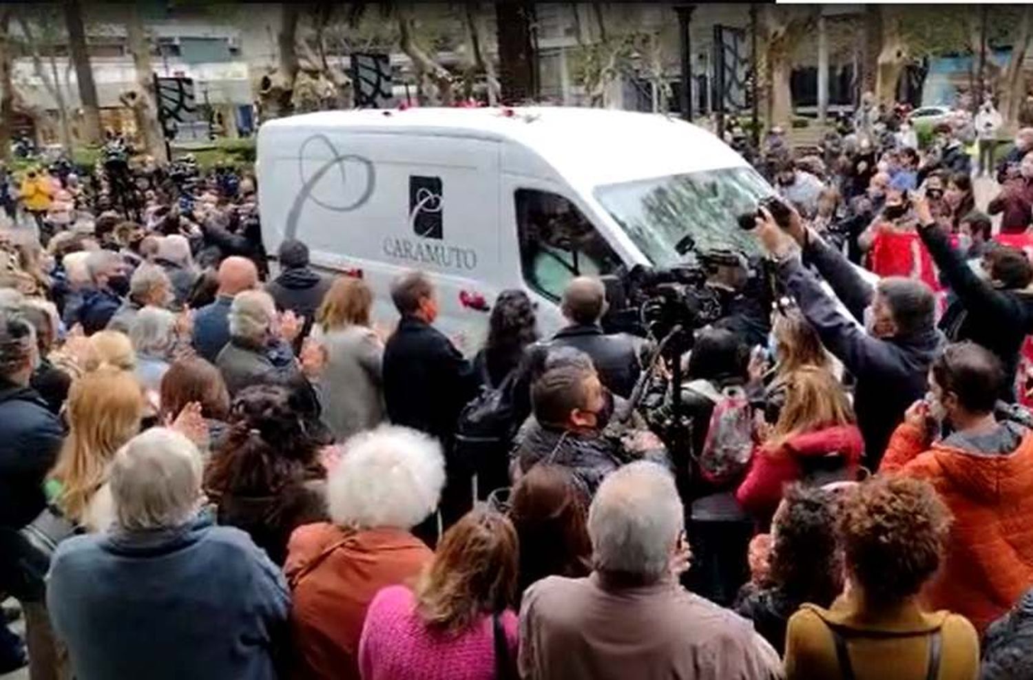 Video: aplausos, llantos y emoción a flor de piel en el último adiós a Miguel Lifschitz