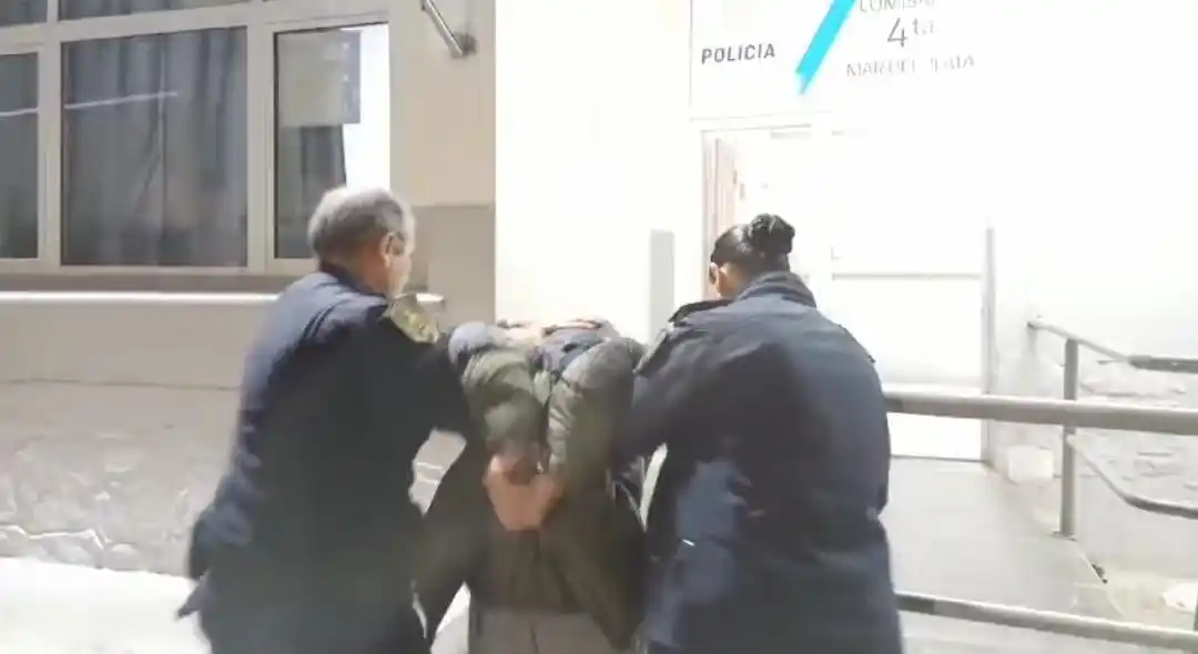 Quiso robarle el auto a una mujer cuando ingresaba al garaje