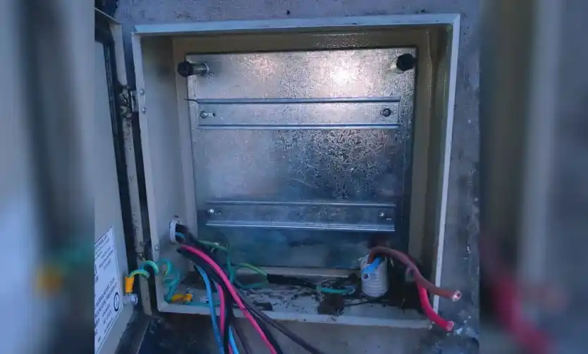 Así quedó la caja del medidor de la Secundaria 5, en Villa Rosa. 