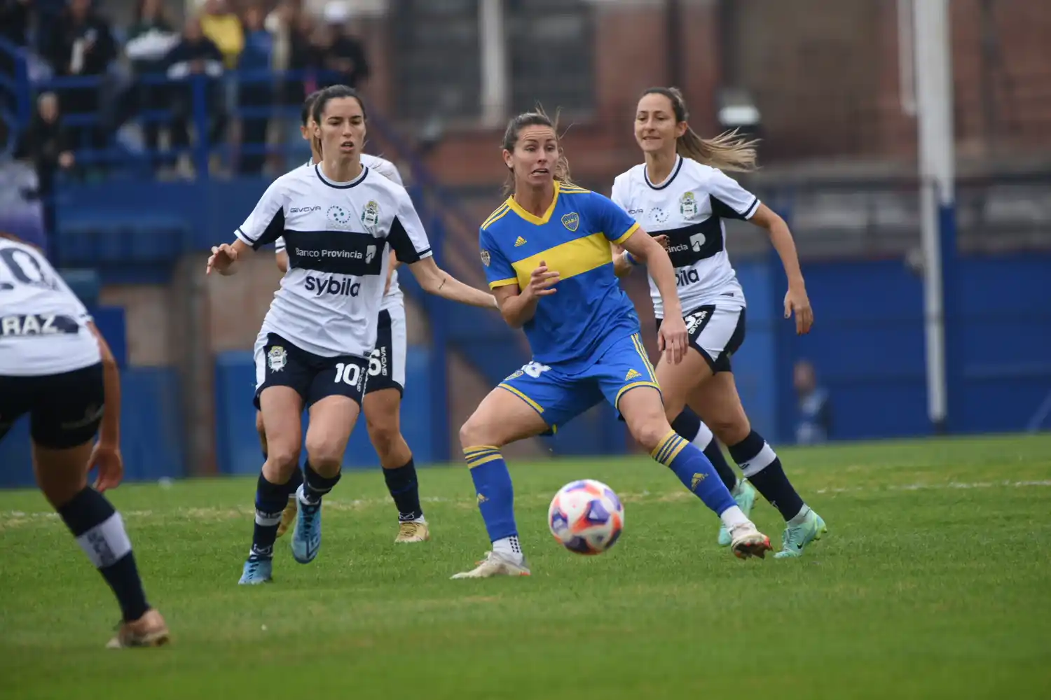 Huber, rodeada de jugadoras de Gimnasia.