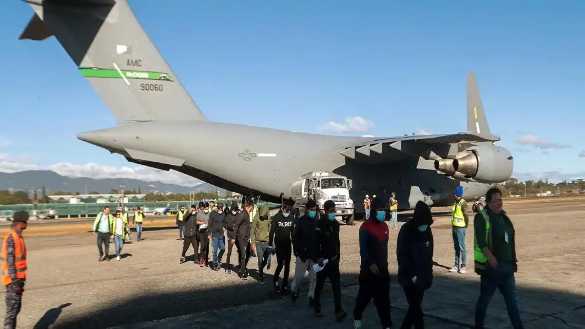 ¿De EL SALVADOR A RUANDA? EE. UU. busca «alternativas» para enviar a migrantes deportados