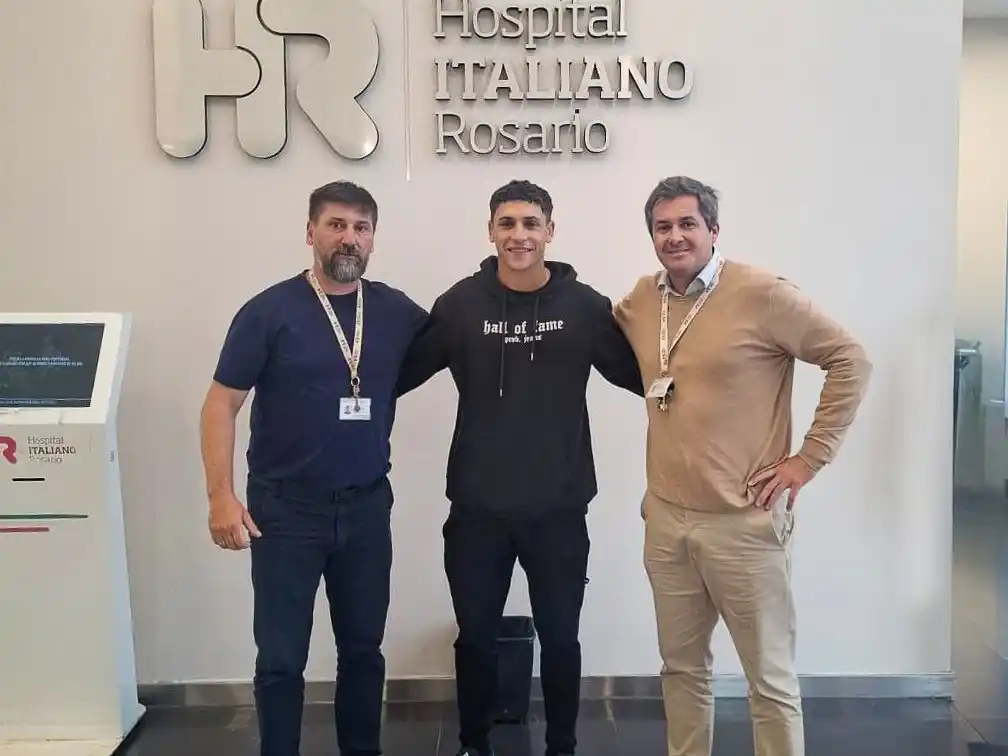 Matías Ferlini junto a los especialista en Rosario y con el alta para volver a entrenar. Foto:Prensa 9 de Julio