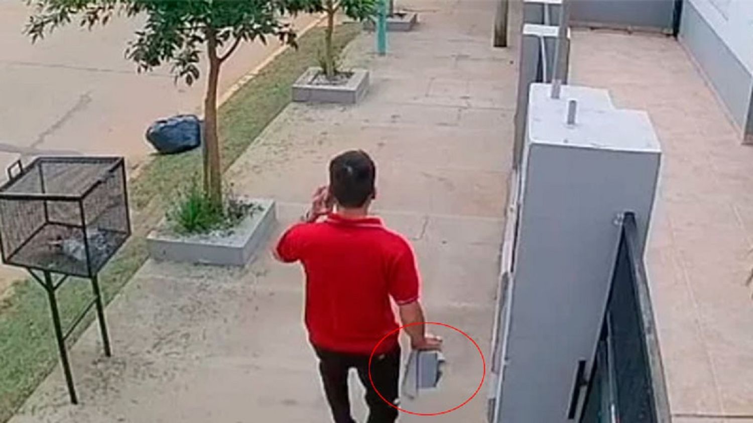 Se hizo pasar por su nieto y les robó su cajita de ahorros con 8700 dólares