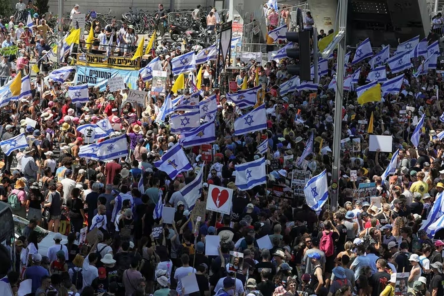 Manifestantes se reúnen contra el gobierno y para mostrar su apoyo a los rehenes secuestrados durante la huelga general en Tel Aviv (REUTERS/Florion Goga)