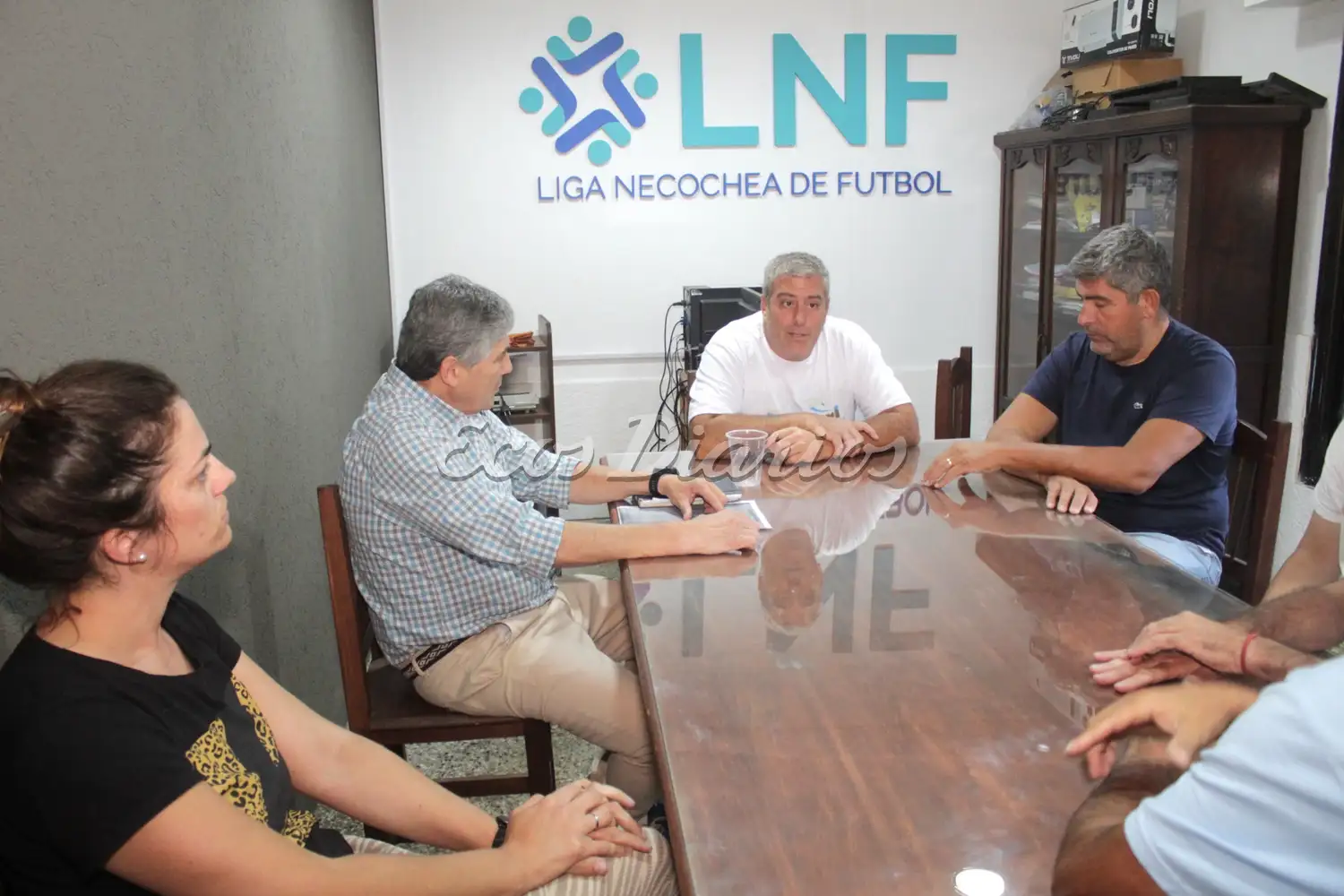 Los presidentes de Rivadavia (Sol Birdge) y Villa Díaz Vélez (Roberto Carranza) en reunión junto al máximo mandatario de la Liga Necochea de Fútbol (Luis Tettamanti)