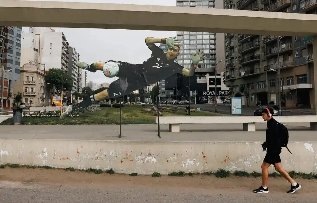 La gigantografía del "Dibu" Martínez que se colocó tras la consagración de la Argentina en Qatar 2022 (FOTO: La Capital).