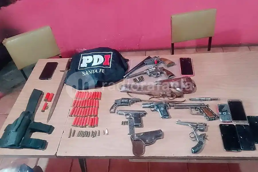 Robó la caja fuerte de una comuna santafesina, lo investigaron y le allanaron la casa: encontraron un arsenal