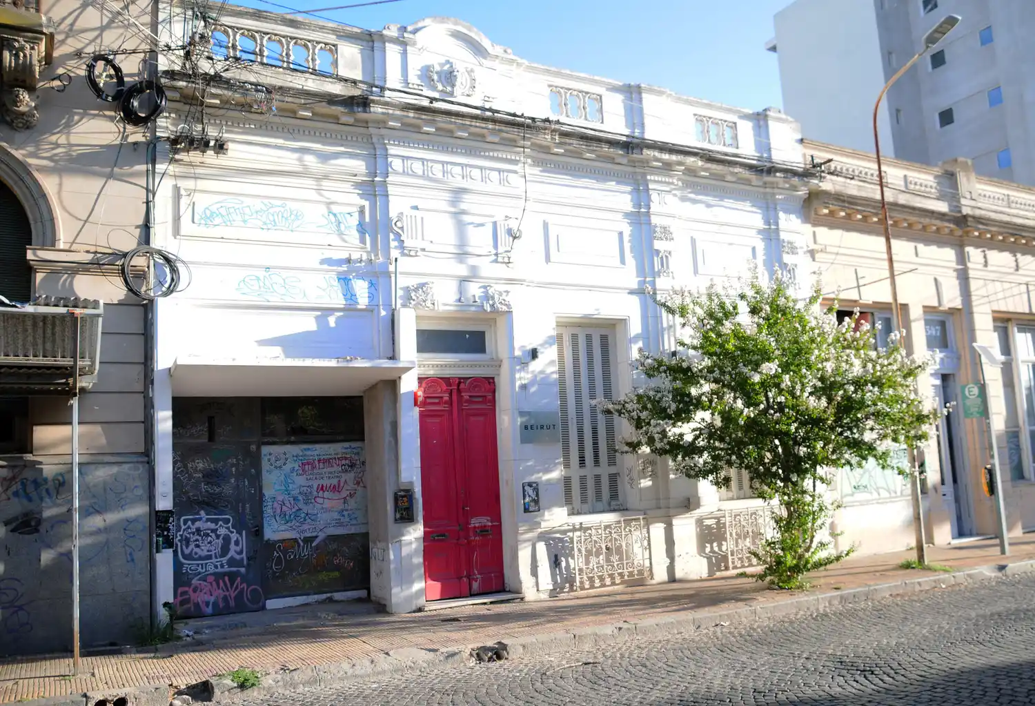 Vecinos de Chacabuco al 400 están cansados de los ruidos de un bar cercano y exigen soluciones