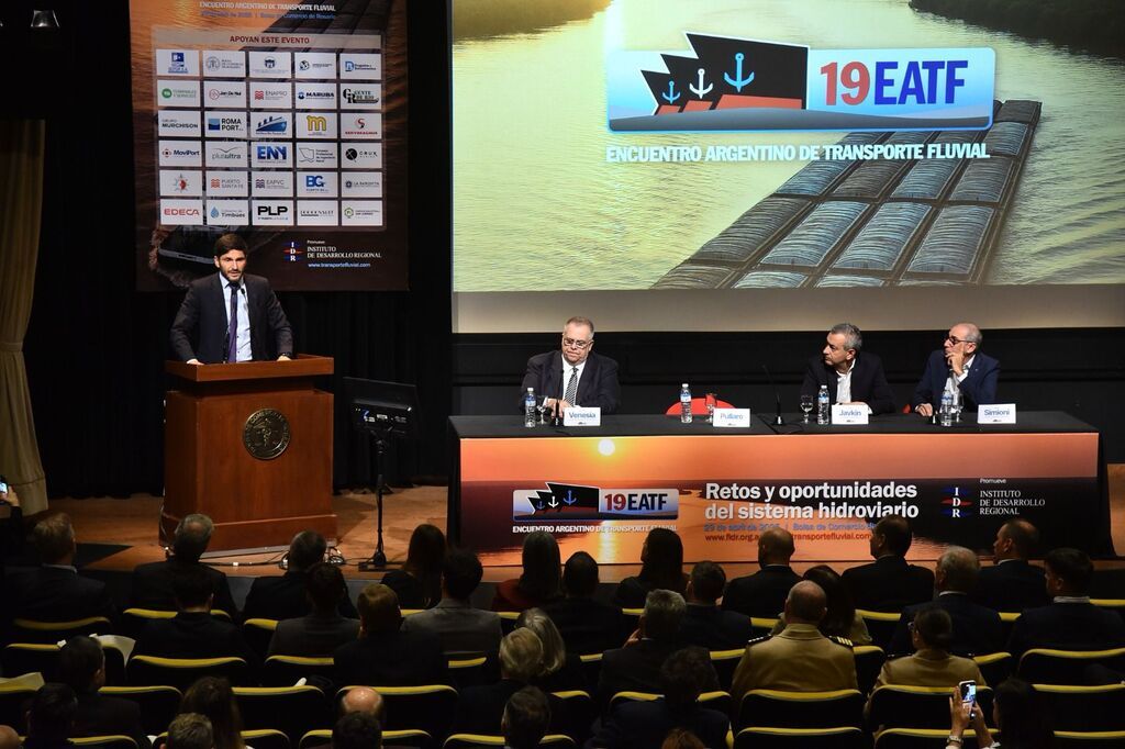 El gobernador durante la apertura del XIX Encuentro Argentino de Transporte Fluvial en Rosario
