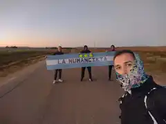 Cuatro tandilenses cumplieron su promesa tras ganar el mundial, caminando 55 kilómetros en un día