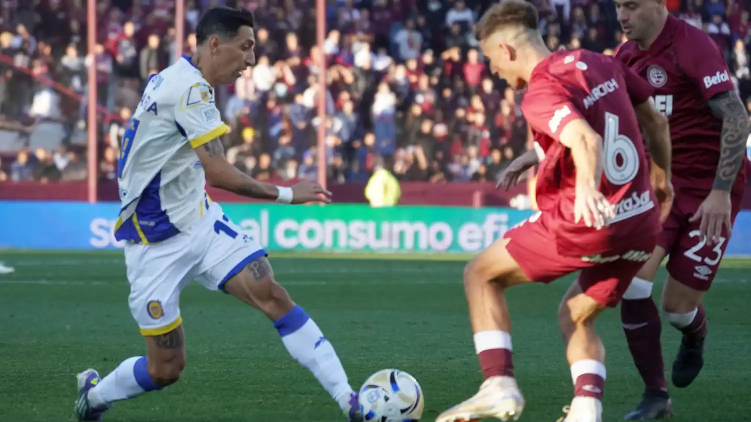 Di María intenta la gambeta ante Marcich.