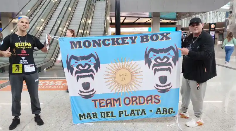 Lucas Bastida junto a su entrenador Ángel Ordas.
