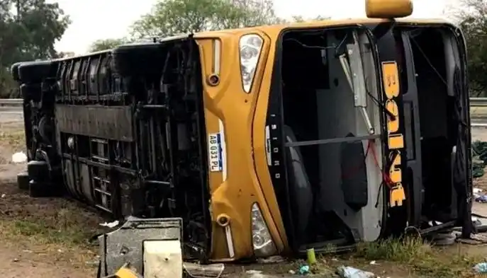 Intentó evitar atropellar a un hombre, el micro volcó y murieron tres personas