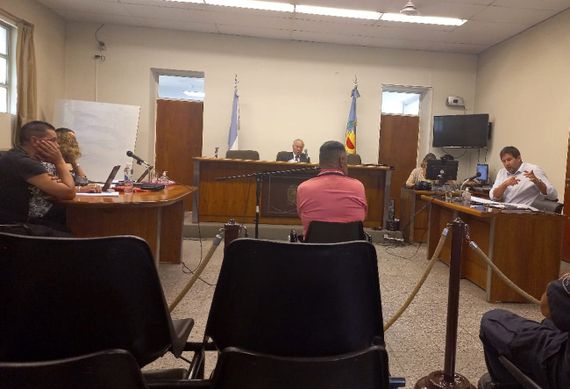 El policía acusado por agredir a un malabarista fue absuelto por la Justicia