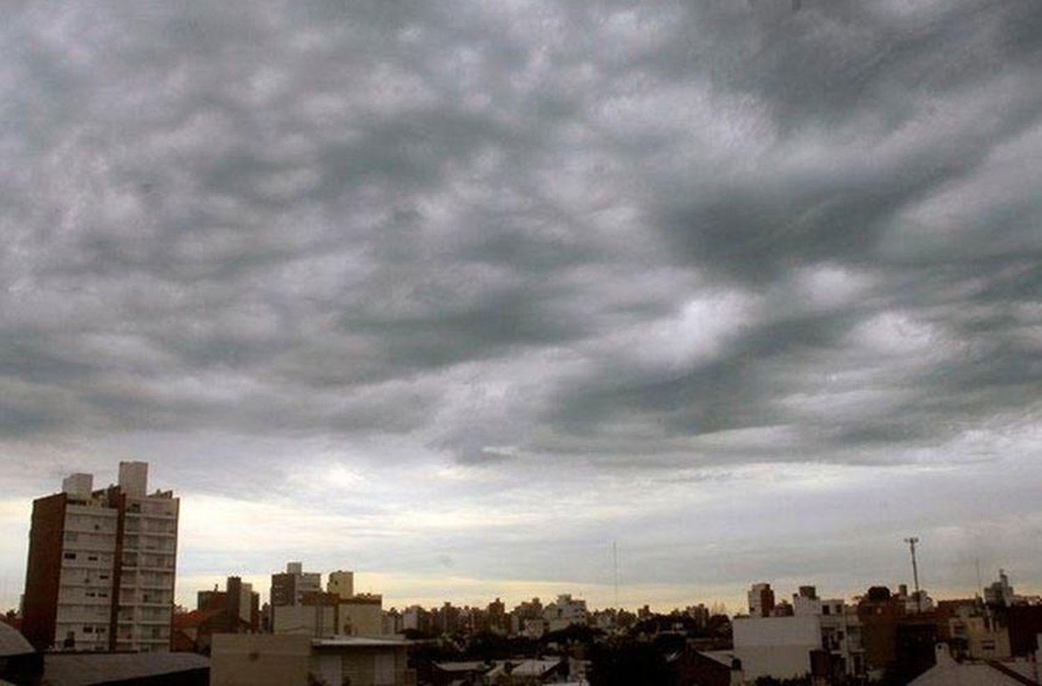 Cielo amenazante en Rosario.