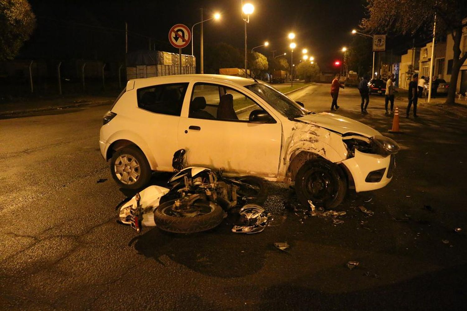 Falleció el joven que iba en una moto sin casco y chocó contra un auto