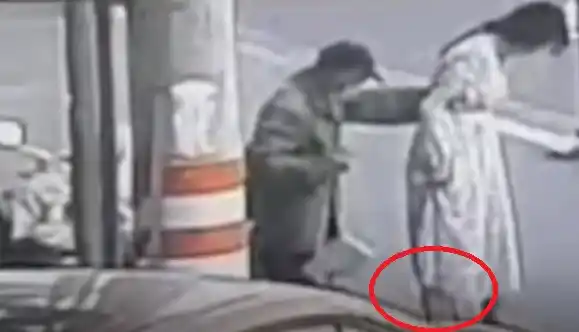 Una mujer embarazada da a luz en plena calle ante el asombro de los transeúntes