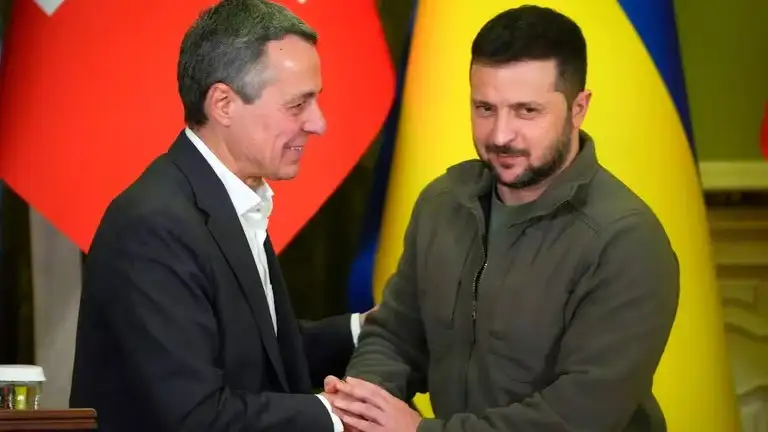 Volodimir Zelensky junto al canciller suizo Ignazio Cassis en Kiev