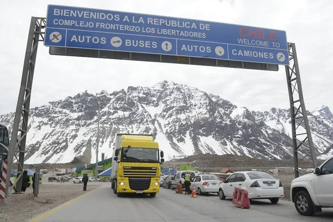 Éxodo argentino a Chile: los cruces de frontera se multiplican y los comercios abren a pesar del feriado