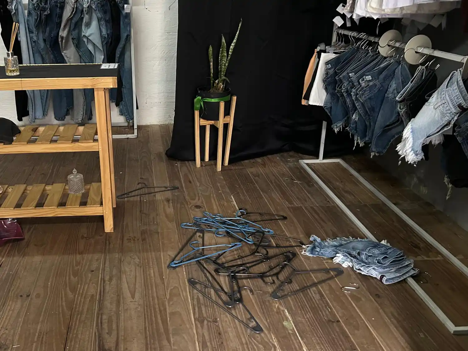 Robo en comercio Aulí al 500 - ropa tirada