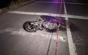 Atropella a motociclista y huye