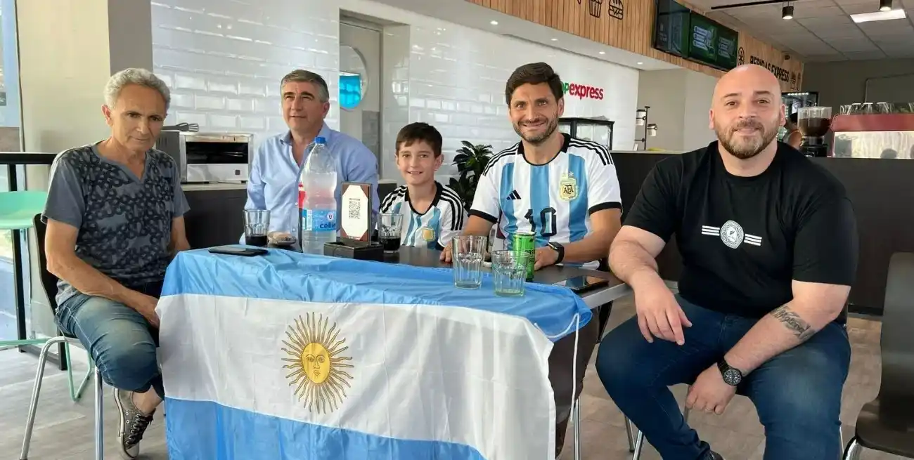 Pullaro vio el triunfo de Argentina en una estación de servicio de Nelson por una cábala mundialista